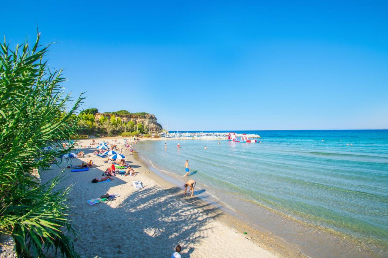Paradiso Del Mare On The Beach By "Elite" Plános 外观 照片